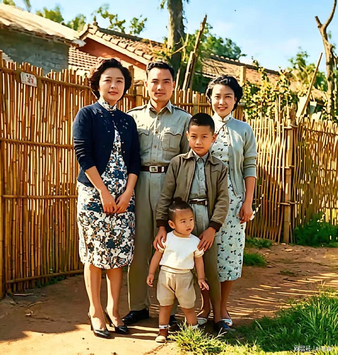 kaiyun.com-郑丽文和家人的一张合影，时间是1971年，地点是眷村。